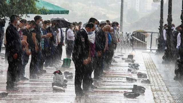 Cuma namazı için camilere akın eden Müslümanlar, sağanak yağmura aldırış etmedi