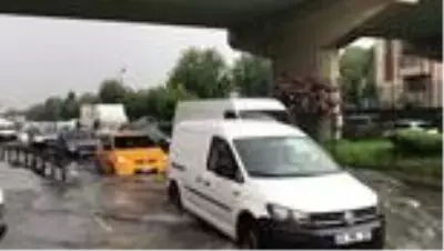 Davutpaşa’da sağanak nedeniyle yollar su altında kaldı