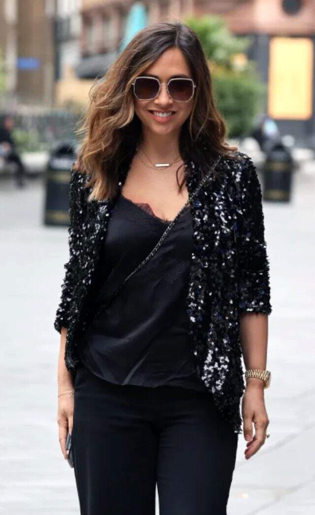 İngiliz model Myleene Klass, saç düzleştirme cihazıyla göğsünü yaktı
