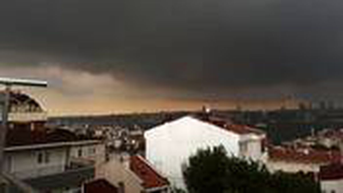 İstanbul'da beklenen sağanağın başlamasıyla birlikte hayat durma noktasına geldi