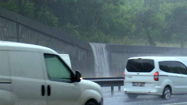 İstanbul'da beklenen sağanağın başlamasıyla birlikte hayat durma noktasına geldi