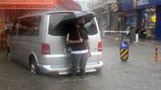 İstanbul'da beklenen sağanağın başlamasıyla birlikte hayat durma noktasına geldi