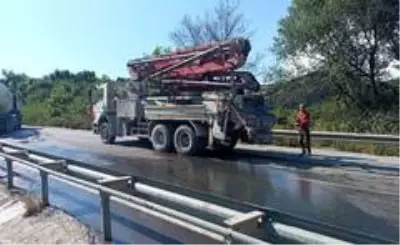 Kamyonun yağ pompası patladı, Kuşadası Karayolu trafiğe kapandı Kamyonun yağ pompası patladı, Kuşadası Karayolu trafiğe kapandı