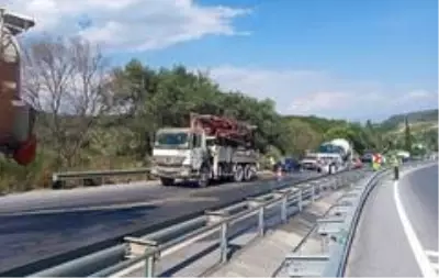 Kamyonun yağ pompası patladı, Kuşadası Karayolu trafiğe kapandı Kamyonun yağ pompası patladı, Kuşadası Karayolu trafiğe kapandı