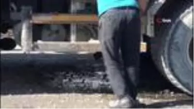 Kamyonun yağ pompası patladı, Kuşadası Karayolu trafiğe kapandı Kamyonun yağ pompası patladı, Kuşadası Karayolu trafiğe kapandı