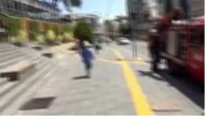 Kent parkında asansörü kullanamayınca raylardan inmeye kalkan vatandaşı itfaiye kurtardı