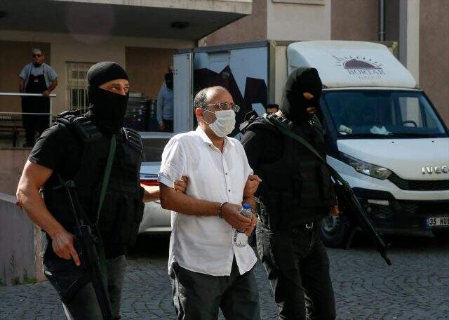 Kırmızı bültenle aranırken İzmir'de yakalanan DHKP/C üyesi, adliyeye sevk edildi