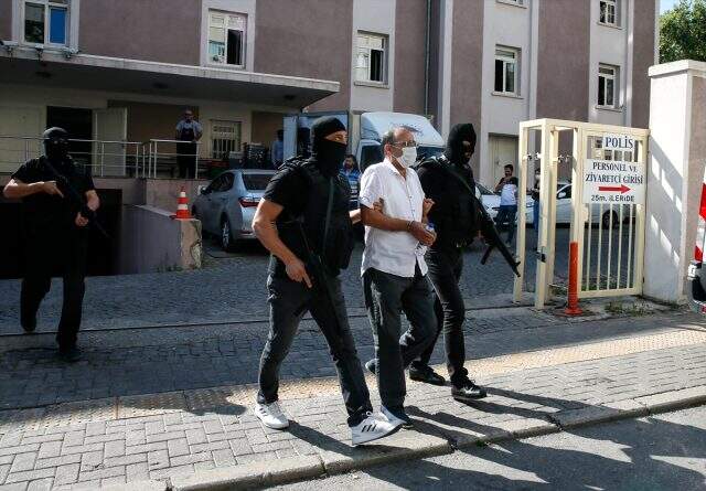 Kırmızı bültenle aranırken İzmir'de yakalanan DHKP/C üyesi, adliyeye sevk edildi