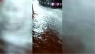 Kumkapı’da sağanak nedeniyle yollar suyla doldu