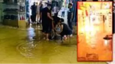 Kuvvetli sağanak nedeniyle su basan Kapalıçarşı'da elektrik tesisatında korkutan patlama Kuvvetli sağanak nedeniyle su basan Kapalıçarşı'da elektrik tesisatında korkutan patlama