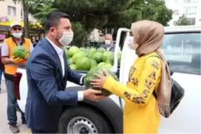 Nevşehir Belediye Başkanı Arı, LGS'ye girecek öğrencilere karpuz dağıttı Nevşehir Belediye Başkanı Arı, LGS'ye girecek öğrencilere karpuz dağıttı