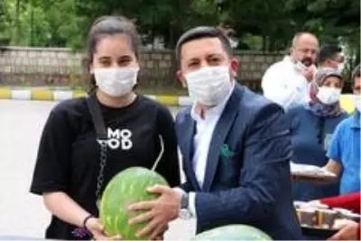 Nevşehir Belediye Başkanı Arı, LGS'ye girecek öğrencilere karpuz dağıttı Nevşehir Belediye Başkanı Arı, LGS'ye girecek öğrencilere karpuz dağıttı