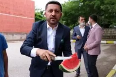 Nevşehir Belediye Başkanı Arı, LGS'ye girecek öğrencilere karpuz dağıttı Nevşehir Belediye Başkanı Arı, LGS'ye girecek öğrencilere karpuz dağıttı