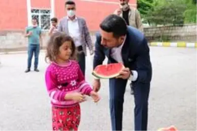 Nevşehir Belediye Başkanı Arı, LGS'ye girecek öğrencilere karpuz dağıttı Nevşehir Belediye Başkanı Arı, LGS'ye girecek öğrencilere karpuz dağıttı