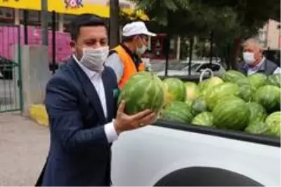 Nevşehir Belediye Başkanı Arı, LGS'ye girecek öğrencilere karpuz dağıttı Nevşehir Belediye Başkanı Arı, LGS'ye girecek öğrencilere karpuz dağıttı