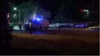 Refüje çarparak takla atan otomobilden yola savrulan genç öldü