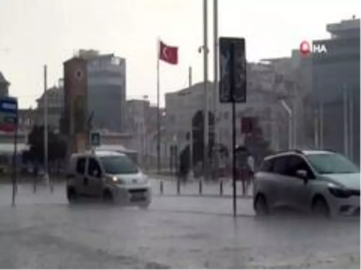 Taksim'de etkili olan yağmur vatandaşlara zor anlar yaşattı