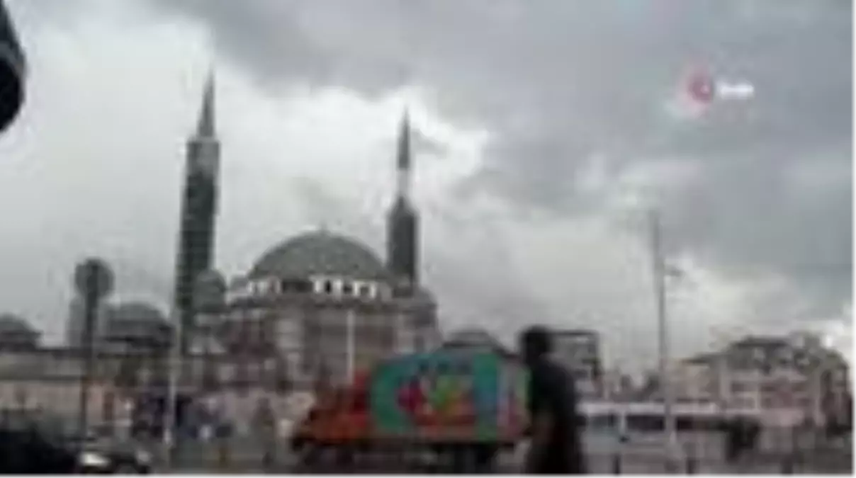 Taksim'de etkili olan yağmur vatandaşlara zor anlar yaşattı
