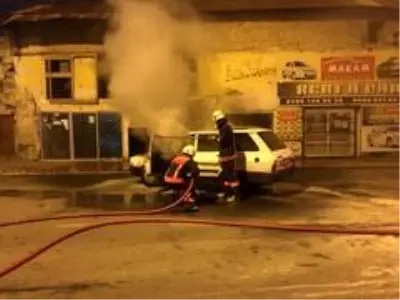 Tarsus'ta seyir halindeki otomobil yandı