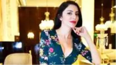 T�rkiye'nin en uzun bacakl� mankeni ,sezonu y�rek hoplatan bikinili pozlar� ile a�t�