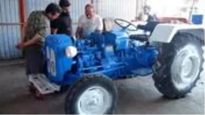 Antalyalı çiftçi, 1966 model traktöre aldığı fiyatın 3 katı masraf ederek hayalini gerçekleştirdi Antalyalı çiftçi, 1966 model traktöre aldığı fiyatın 3 katı masraf ederek hayalini gerçekleştirdi