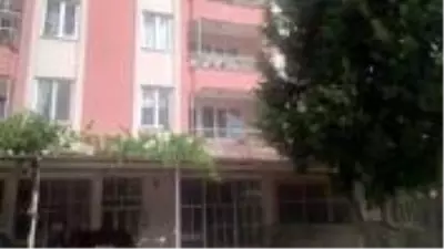 Üçüncü kattan düşen genç kız, balkon tentesi sayesinde hayata tutundu Üçüncü kattan düşen genç kız, balkon tentesi sayesinde hayata tutundu