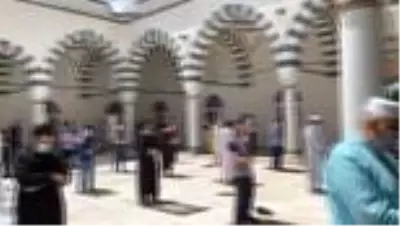 Amerika Diyanet Merkezinde Kovid-19 salgını sonrası ilk cuma namazı Amerika Diyanet Merkezinde Kovid-19 salgını sonrası ilk cuma namazı