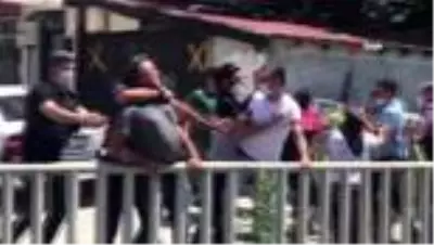 Avcılar’da ortalık karıştı...Park meselesi yüzünden çıkan kavga kamerada