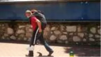 Ülke bu fedakar babayı konuşuyor! Sırtında sadece çocuğunu değil, evladının geleceğini de taşıdı Ülke bu fedakar babayı konuşuyor! Sırtında sadece çocuğunu değil, evladının geleceğini de taşıdı