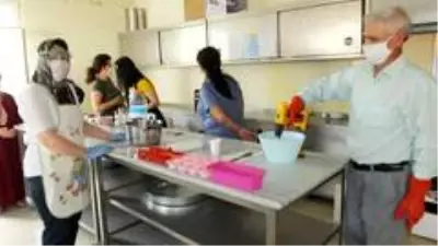 Balıkesir'de kursiyerler aromalı sabunlar üretiyor