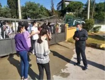 Başkan Şayir, makam aracını satıp kırtasiye malzemesi aldığı öğrencileri sınav günü de yalnız bırakmadı Başkan Şayir, makam aracını satıp kırtasiye malzemesi aldığı öğrencileri sınav günü de yalnız bırakmadı