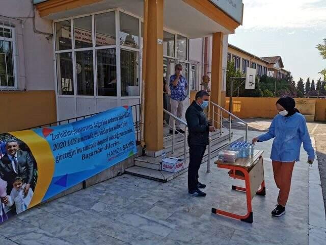 Başkan Şayir, makam aracını satıp kırtasiye malzemesi aldığı öğrencileri sınav günü de yalnız bırakmadı Başkan Şayir, makam aracını satıp kırtasiye malzemesi aldığı öğrencileri sınav günü de yalnız bırakmadı