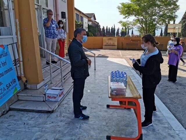 Başkan Şayir, makam aracını satıp kırtasiye malzemesi aldığı öğrencileri sınav günü de yalnız bırakmadı Başkan Şayir, makam aracını satıp kırtasiye malzemesi aldığı öğrencileri sınav günü de yalnız bırakmadı