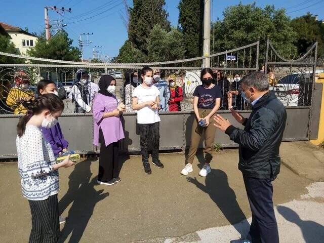 Başkan Şayir, makam aracını satıp kırtasiye malzemesi aldığı öğrencileri sınav günü de yalnız bırakmadı Başkan Şayir, makam aracını satıp kırtasiye malzemesi aldığı öğrencileri sınav günü de yalnız bırakmadı
