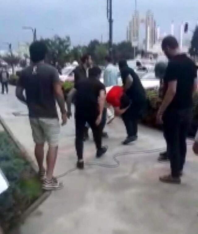 Çalıştığı galeriyi dolandıran şahıs, cadde ortasında linç edildi Çalıştığı galeriyi dolandıran şahıs, cadde ortasında linç edildi