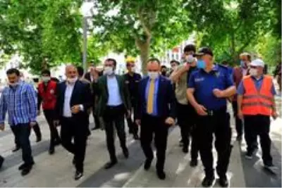 Elazığ'ın yeni valisi, gelir gelmez sahaya indi Elazığ'ın yeni valisi, gelir gelmez sahaya indi