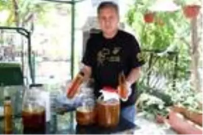 İtalya'da görüp Türkiye'de bal sirkesi üretmeye başladı, litresini 120 liradan satıyor İtalya'da görüp Türkiye'de bal sirkesi üretmeye başladı, litresini 120 liradan satıyor