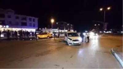 Hafif ticari araç ile otomobil çarpıştı: 2 yaralı Hafif ticari araç ile otomobil çarpıştı: 2 yaralı