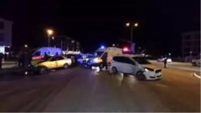 Hafif ticari araç ile otomobil çarpıştı: 2 yaralı Hafif ticari araç ile otomobil çarpıştı: 2 yaralı