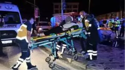 Hafif ticari araç ile otomobil çarpıştı: 2 yaralı Hafif ticari araç ile otomobil çarpıştı: 2 yaralı