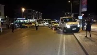 Hafif ticari araç ile otomobil çarpıştı: 2 yaralı Hafif ticari araç ile otomobil çarpıştı: 2 yaralı