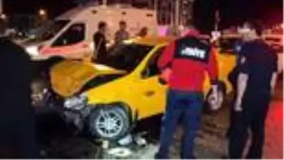 Hafif ticari araç ile otomobil kavşakta çarpıştı: 2 kişi yaralandı Hafif ticari araç ile otomobil kavşakta çarpıştı: 2 kişi yaralandı
