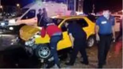 Hafif ticari araç ile otomobil kavşakta çarpıştı: 2 kişi yaralandı Hafif ticari araç ile otomobil kavşakta çarpıştı: 2 kişi yaralandı