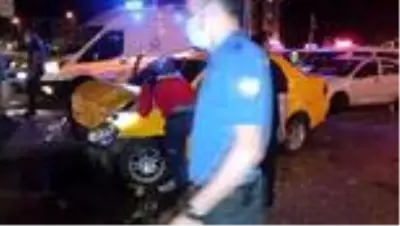 Hafif ticari araç ile otomobil kavşakta çarpıştı: 2 kişi yaralandı Hafif ticari araç ile otomobil kavşakta çarpıştı: 2 kişi yaralandı