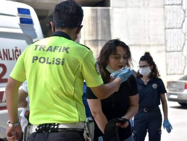 Kaza yapan kadın psikiyatristin cüzdanı çalındı Kaza yapan kadın psikiyatristin cüzdanı çalındı