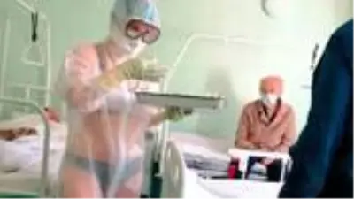 Korona hastalarına iç çamaşırıyla bakan hemşire, kendisine yeni meslek edindi Korona hastalarına iç çamaşırıyla bakan hemşire, kendisine yeni meslek edindi