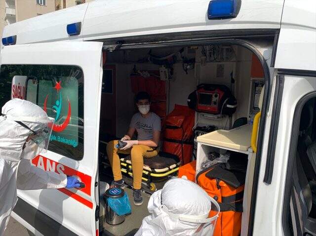 Korona tedavisi gören gençler ambulanslarla sınav salonuna götürüldü