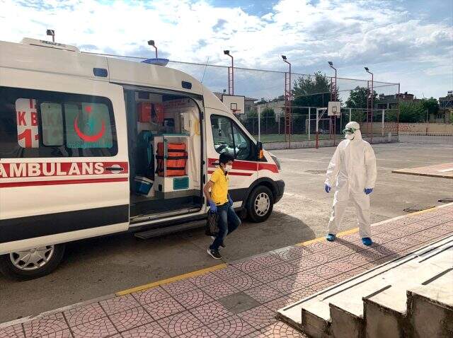 Korona tedavisi gören gençler ambulanslarla sınav salonuna götürüldü