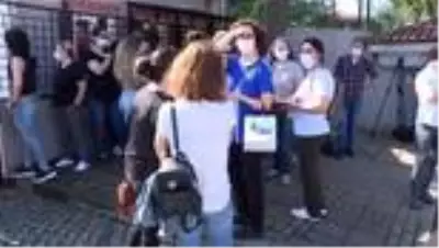LGS’nin birinci oturumunu tamamlayan öğrenciler okul bahçesinde vakit geçiriyor (2)