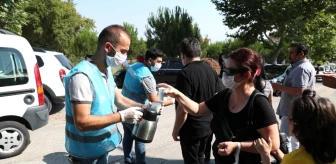 LGS sınavına gelen velilere belediye çay, su ve meşrubat dağıttı